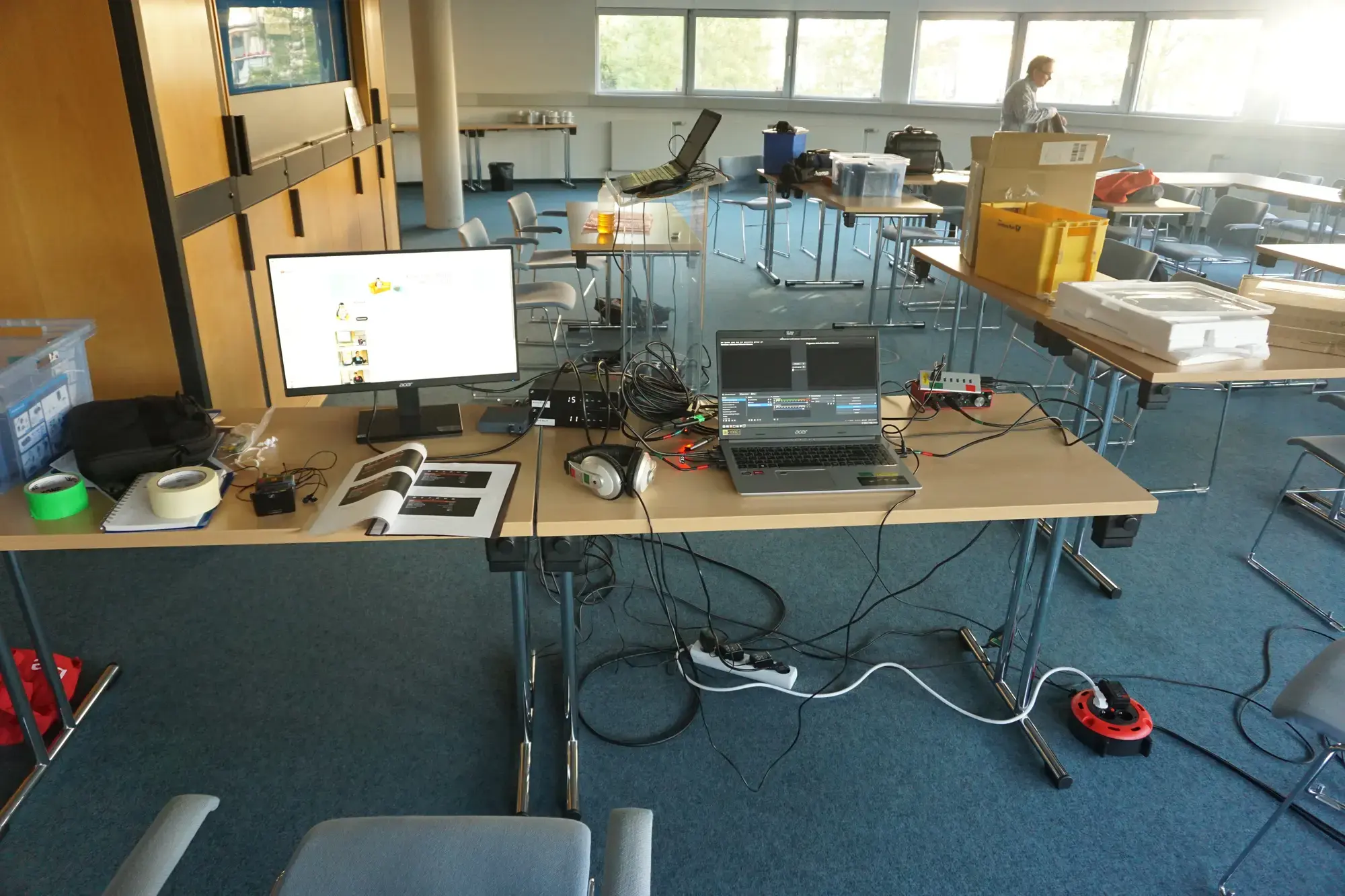 In mehreren Technikübungstreffen wird geprobt, wie die Audio- und Videotechnik aufgebaut und bedient wird. (Foto: CC-By-SA Hauke Goos-Habermann) In mehreren Technikübungstreffen wird geprobt, wie die Audio- und Videotechnik aufgebaut und bedient wird. (Foto: CC-By-SA Hauke Goos-Habermann)